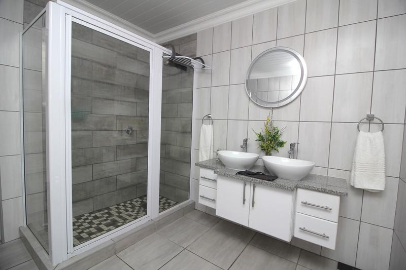 5 Bedroom Property for Sale in Reebok Western Cape